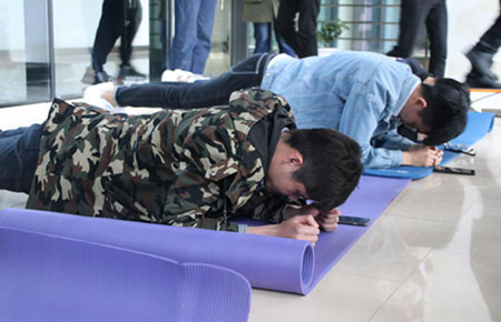 激戰正酣!聯測員工約戰“平板支撐”